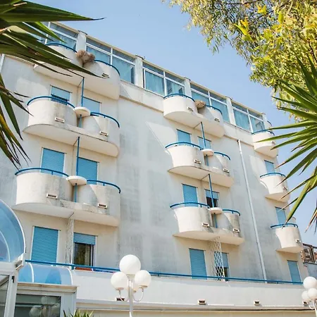 Eden Club מלון