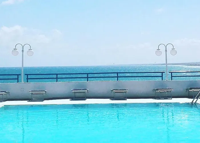 Eden Club מלון 3*